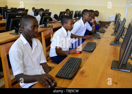 Le RWANDA, Butare, les enfants en classe d'informatique à l'école secondaire / RWANDA, Butare, Kinder in einer Sekundarschule, Ordinateur Klasse Banque D'Images