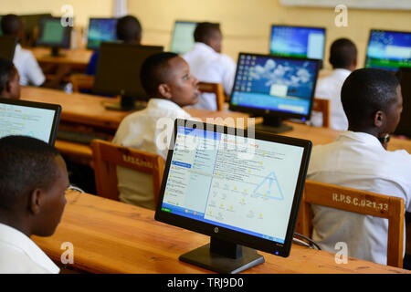 Le RWANDA, Butare, les enfants en classe d'informatique à l'école secondaire / RWANDA, Butare, Kinder in einer Sekundarschule, Ordinateur Klasse Banque D'Images