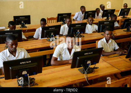 Le RWANDA, Butare, les enfants en classe d'informatique à l'école secondaire / RWANDA, Butare, Kinder in einer Sekundarschule, Ordinateur Klasse Banque D'Images