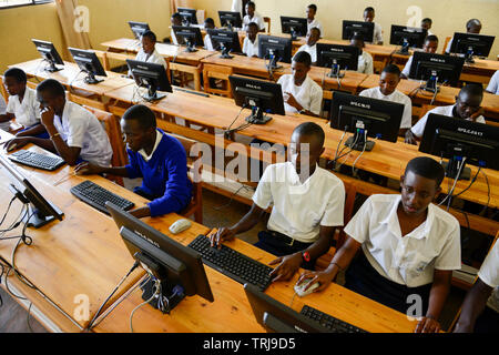 Le RWANDA, Butare, les enfants en classe d'informatique à l'école secondaire / RWANDA, Butare, Kinder in einer Sekundarschule, Ordinateur Klasse Banque D'Images