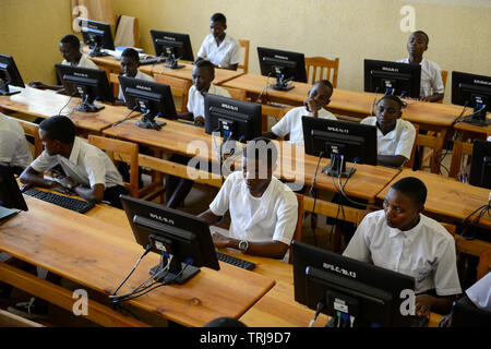 Le RWANDA, Butare, les enfants en classe d'informatique à l'école secondaire / RWANDA, Butare, Kinder in einer Sekundarschule, Ordinateur Klasse Banque D'Images