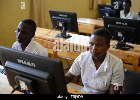 Le RWANDA, Butare, les enfants en classe d'informatique à l'école secondaire / RWANDA, Butare, Kinder in einer Sekundarschule, Ordinateur Klasse Banque D'Images