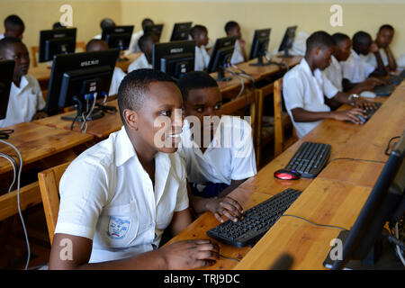 Le RWANDA, Butare, les enfants en classe d'informatique à l'école secondaire / RWANDA, Butare, Kinder in einer Sekundarschule, Ordinateur Klasse Banque D'Images