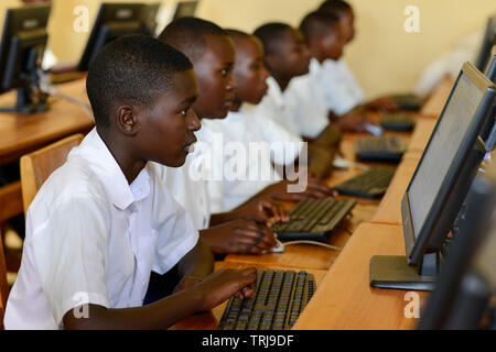 Le RWANDA, Butare, les enfants en classe d'informatique à l'école secondaire / RWANDA, Butare, Kinder in einer Sekundarschule, Ordinateur Klasse Banque D'Images