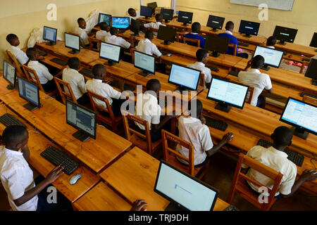 Le RWANDA, Butare, les enfants en classe d'informatique à l'école secondaire / RWANDA, Butare, Kinder in einer Sekundarschule, Ordinateur Klasse Banque D'Images