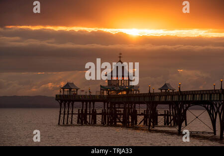 Coucher de soleil sur la jetée victorienne à Clevedon dans Somerset, England UK Banque D'Images