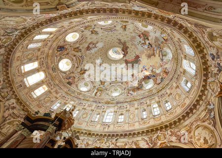 Vicoforte, Italie - 17 août 2016 : Sanctuaire de Vicoforte dôme baroque elliptique avec des fresques et des décorations en Piémont, Italie Banque D'Images