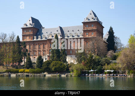 TURIN, ITALIE - 31 mars 2019 : Château du Valentino et façade de briques rouges de la rivière Po banques avec les gens dans le Piémont, Turin, Italie. Banque D'Images