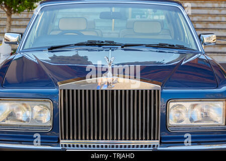 MONTE CARLO, MONACO - le 21 août 2016 : de luxe Rolls Royce voiture bleue vue frontale dans une journée d'été à Monte Carlo, Monaco. Banque D'Images