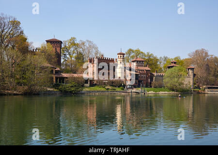 TURIN, ITALIE - 31 mars 2019 : Borgo Medievale, village médiéval et le château avec fleuve Po dans une journée ensoleillée, l'homme avec le canoë dans le Piémont, Turin, Italie. Banque D'Images