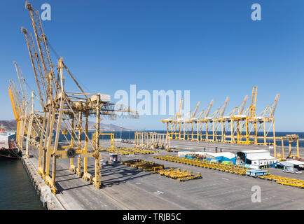 Khor Fakkan Container Terminal, Khor Fakkan, Emirats Arabes Unis Banque D'Images