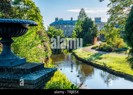 La rivière Wye dans le Pavilion Gardens, un parc dans la ville thermale de Buxton, Derbyshire, Royaume-Uni Banque D'Images