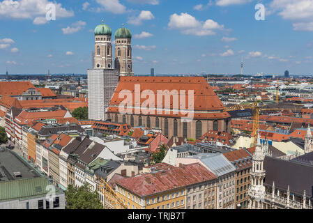 Munich, Allemagne - Munich offre un grand mélange d'histoire et modernité. Ici en particulier sa vieille ville au patrimoine mondial de l'Unesco vu de la Peterskirche Banque D'Images