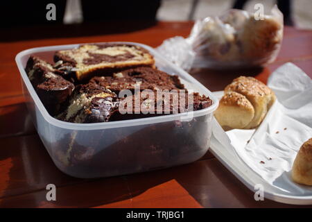 Rolls et sucrés sur la table en bois Banque D'Images