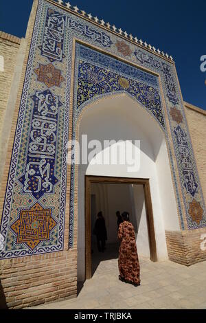 Une femme entrer dans la salle du trône. L'Arche. Boukhara. L'Ouzbékistan Banque D'Images