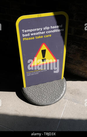 Le risque de glisser temporaire signe pour mauvaises conditions météorologiques, London, England, UK Banque D'Images