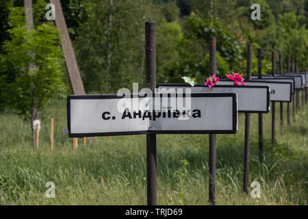 Les panneaux avec des noms de villages abandonnés au monument à la catastrophe nucléaire de Tchernobyl , Zone d'exclusion de Tchernobyl en Ukraine Banque D'Images