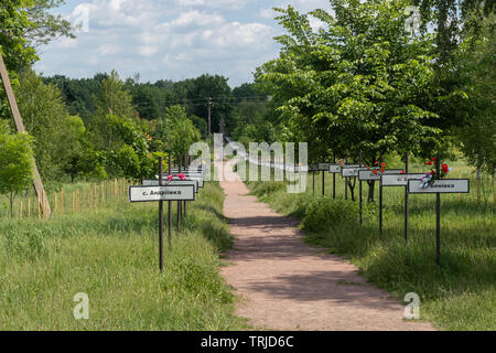 Les panneaux avec des noms de villages abandonnés au monument à la catastrophe nucléaire de Tchernobyl , Zone d'exclusion de Tchernobyl en Ukraine Banque D'Images