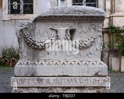 Rome. L'Italie. Ancienne cité romaine d'ara (autel ou monument funéraire) décorées avec un bucrania (ox godille) et de guirlandes, à l'extérieur de l'église de Santa Maria à Ca Banque D'Images