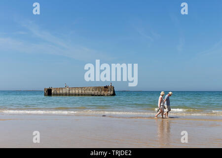 Le reste de la port Mulberry sur la plage d'Arromanches-les-Bains, Normandie, France, Europe, Banque D'Images