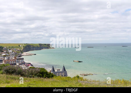 La vue depuis les falaises au-dessus de Arromanches-les-Bains sur Gold Beach et le reste de la port Mulberry, Normandie, France, Europe Banque D'Images