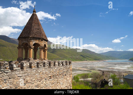 Château Ananuri situé sur la rivière Aragvi en Géorgie. Réservoir Zhinvali paysage côtier Banque D'Images