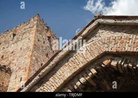 Murs de la complexe Ananuri situé sur la rivière Aragvi en Géorgie. C'était un château des ducs d'Aragvi, une dynastie féodale qui a gouverné la région fro Banque D'Images