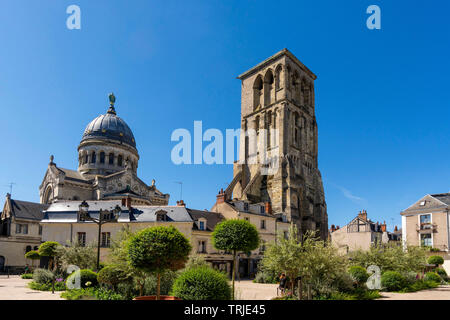 La ville de Tours, la Tour Charlemagne et Basilique Saint Martin construite pour rendre hommage à Saint Martin, Indre et Loire, Centre Val de la Loire, France Banque D'Images