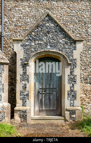 Porte en bois de l'église en pierre et silex entourent Banque D'Images
