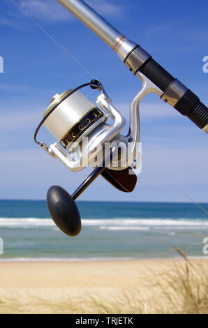 Gros plan sur bobine de pêche avec ocean in background Banque D'Images