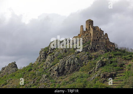 Ruines du château médiéval appelé "château de leotoing". Puy-de-Dôme, Auvergne, France Banque D'Images