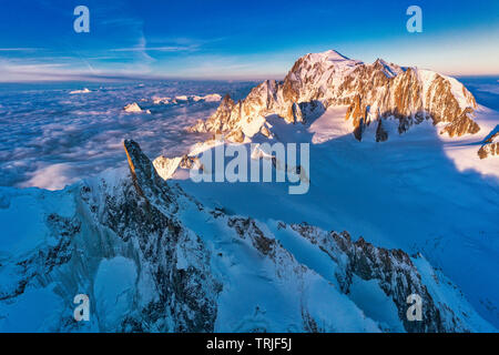 Vue aérienne de la Dent du Géant et Le Mont Blanc recouvert de neige durant le lever du soleil, Chamonix, Haute Savoie, France Banque D'Images