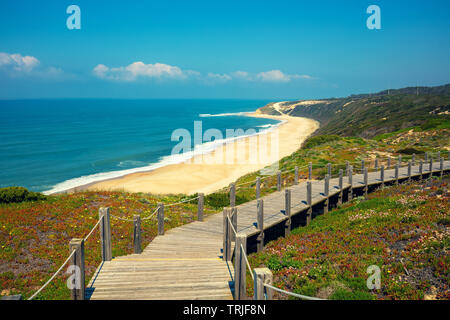 L'escalier en bois à rocky seashore lors d'une journée ensoleillée. Polvoeira la plage. Sao Martinho do Porto, Portugal, Europe Banque D'Images