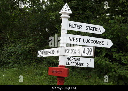 Devon Exmoor England UK. Panneau routier près de Porlock. Mai 2019 Red Poster ou doigt Poster sign post en vedette sur maître moderne des données cartographiques. Banque D'Images