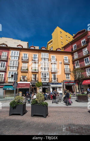 Une façade de couleur typique à Abastos place du marché de Santander, Espagne Banque D'Images