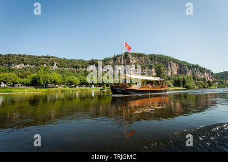 Gabare bateau naviguant sur la rivière Dordogne, France Banque D'Images