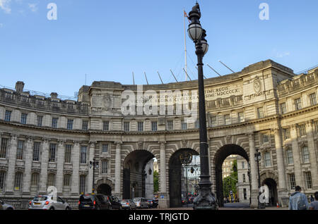 Londres, Royaume-Uni, juin 2018. L'Admiralty Arch, au portail, à la fin de la majestueuse avenue The Mall, sépare le Trafalgar square à partir de la Mall Banque D'Images