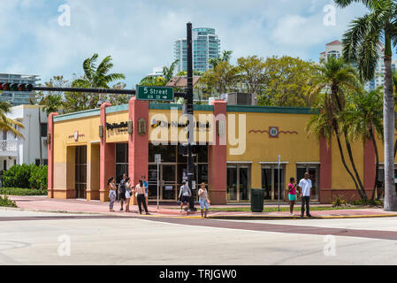 Miami, FL, United States - 19 Avril 2019 : City National Bank Building, le 5 rue de Miami, États-Unis d'Amérique. City National Bank (CNB) est bas Banque D'Images