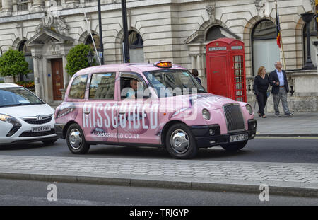 Londres, Royaume-Uni, juin 2018. Les taxis de Londres, appelé cabs. Traditionnellement de couleur noire strictement, aujourd'hui, ils sont vus avec la publicité extravagante Banque D'Images