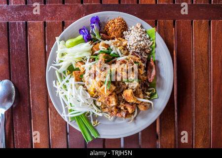 Pad Thaï de sauté de nouilles avec de la viande et de légumes, l'alimentation traditionnelle en Thaïlande Banque D'Images