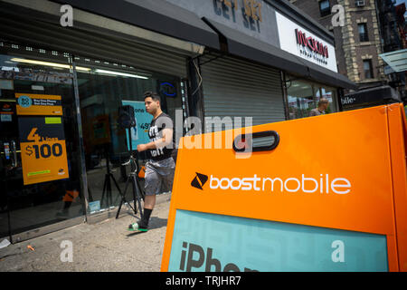 Un Boost Mobile dans le quartier Lower East Side, à New York, le dimanche 2 juin 2019. Amazon est signalé à être intéressés par l'achat de suralimentation du Sprint prépayé mobile wireless business en raison de préoccupations liées à la T-Mobile et Sprint fusion proposée. (© Richard B. Levine) Banque D'Images