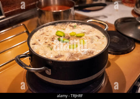 Champignon champignons avec gruel et légumes bouillis dans leur pot Banque D'Images