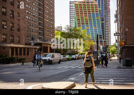 La NYCHA Fulton complexe d'appartements à Chelsea à New York vu avec le développement de luxe derrière elle le lundi 3 juin 2019. (© Richard B. Levine) Banque D'Images