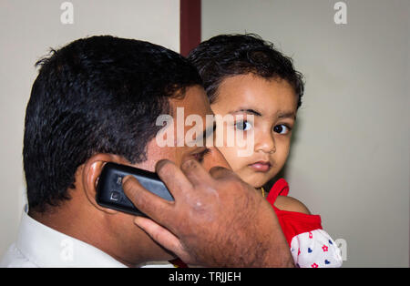 Kollam, Kerala, Inde - Le 19 janvier 2017 : cute girl enfant indien Banque D'Images