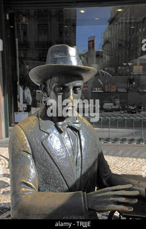 Portugal, Lisbonne, le Bairro Alto, poète Fernando Pessoa, statue Banque D'Images