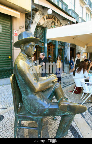 Portugal, Lisbonne, le Bairro Alto, poète Fernando Pessoa statue, café Brasileira, personnes, Banque D'Images