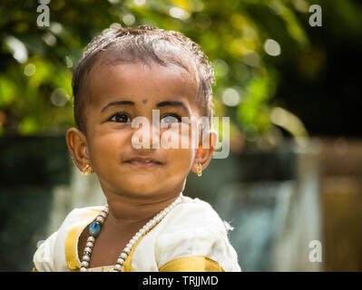 Kollam, Kerala, Inde - 14 septembre 2016 : expression d'une mignonne petite fille indienne Banque D'Images