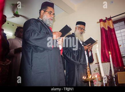 Kollam, Kerala, Inde - Le 19 janvier 2017 : house warming rituels dans Kerala Malankara Eglise Orthodoxe - prêtres prient pour la maison Banque D'Images