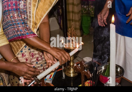 Kollam, Kerala, Inde - Le 19 janvier 2017 : house warming rituels dans Kerala Malankara Eglise Orthodoxe - allumer une bougie avec Nilavilakku Banque D'Images