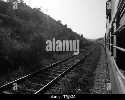 Goa, Inde - Janvier 7, 2017 : voie de chemin de fer entre Bombay et Goa Banque D'Images